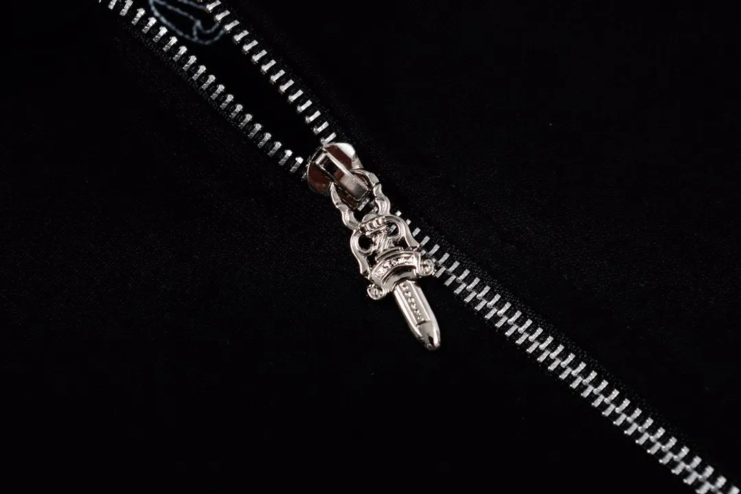 Q09—P230 -Chrome Hearts/Chrome Hearts printed zipper sweatshirt cardigan jacket -420 grams of high-density, high-quality wool, soft, delicate and skin-friendly, soft and silky to the touch, warm and skin-friendly -The hardware zipper accessories are all customized and full of details -Colour: black -Size: S M L XL